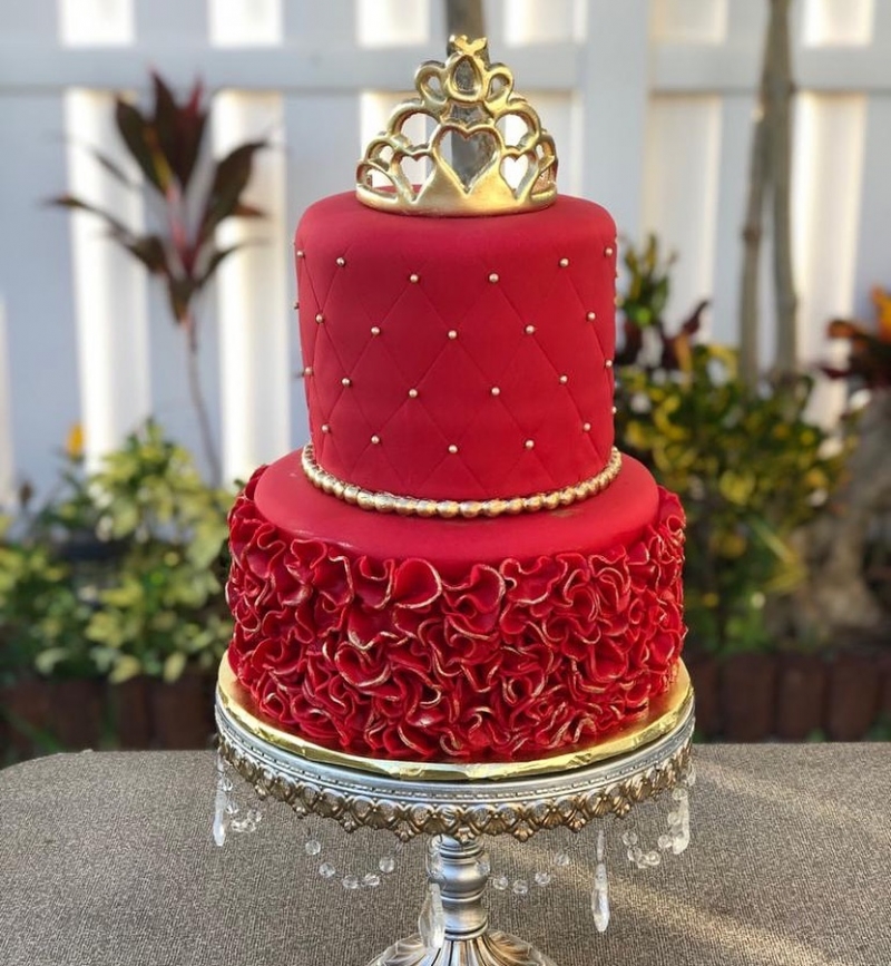 Торт красно золотой. Праздничный торт. Красивые торты праздничные. Торт торжественный. Красивый торт в Красном стиле.