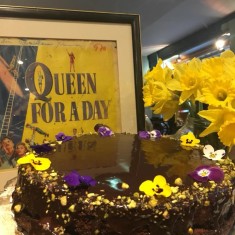 Queen , お祝いのケーキ