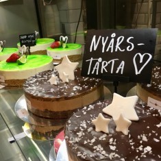 Systrarna Ericsson , お祝いのケーキ